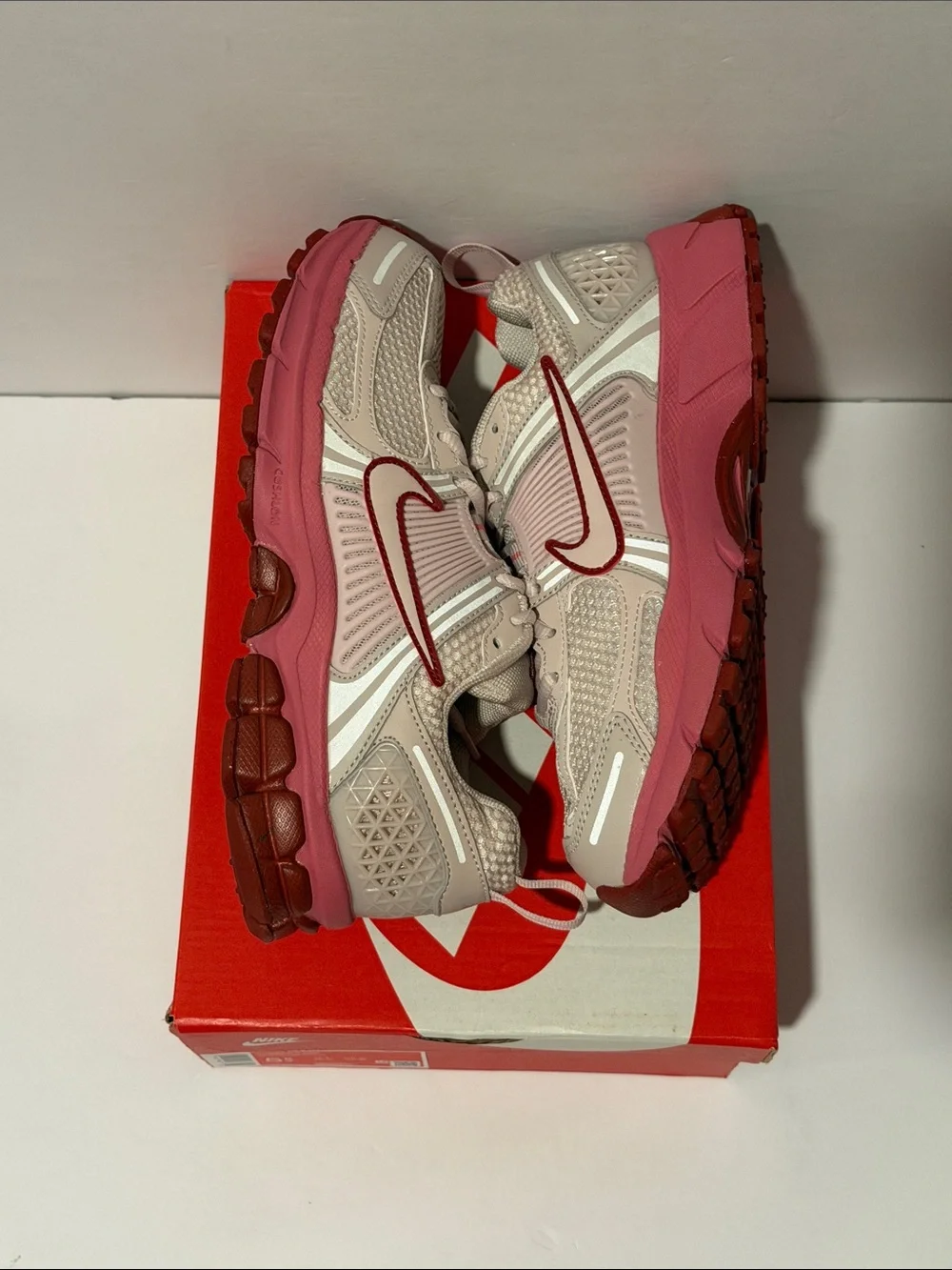 Vomero 5 ‘Silt Red / Peony’ (GS) Sz: 5.5 / 6 (HF6998-601)